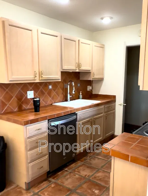 2 bed, 1.5 bath, 919 sqft, $1,595 — Photo 4