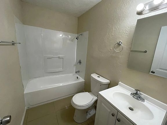 5th image of 2206 E Portland St #4