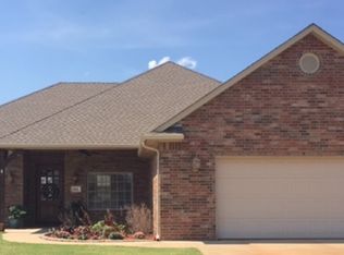 704 Dillon St, Hennessey, OK 73742