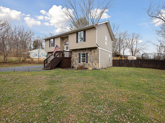 2nd image of 2914 Chatham Dr