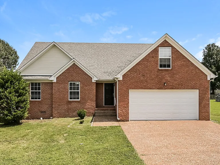 2619 Danbury Cir — Photo 1