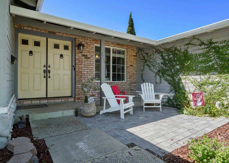 1st image of 2711 Thrush Ct