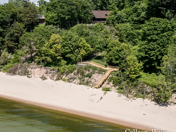 8554 Chuckanut Dr, Montague, MI 49437