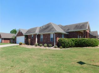 301 Hindman Dr, Prairie Grove, AR 72753