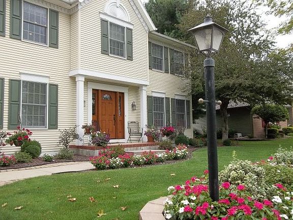 2nd image of 840 Foxbriar Ln