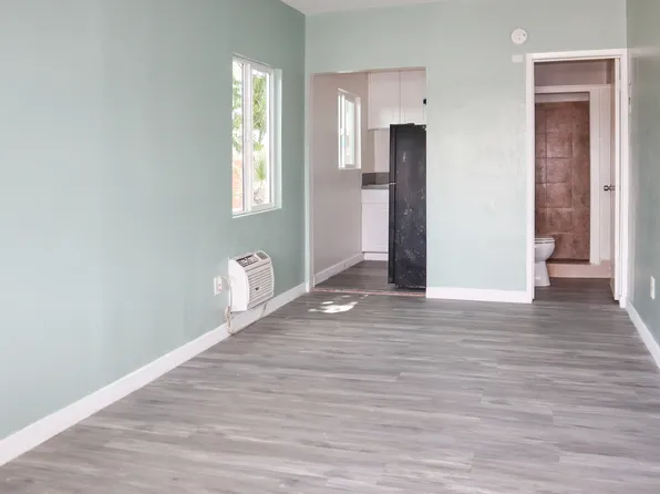 118 Roberts Ln APT A, Bakersfield, CA 93308