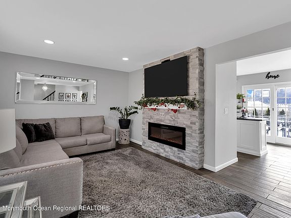4th image of 1325 Bay Avenue