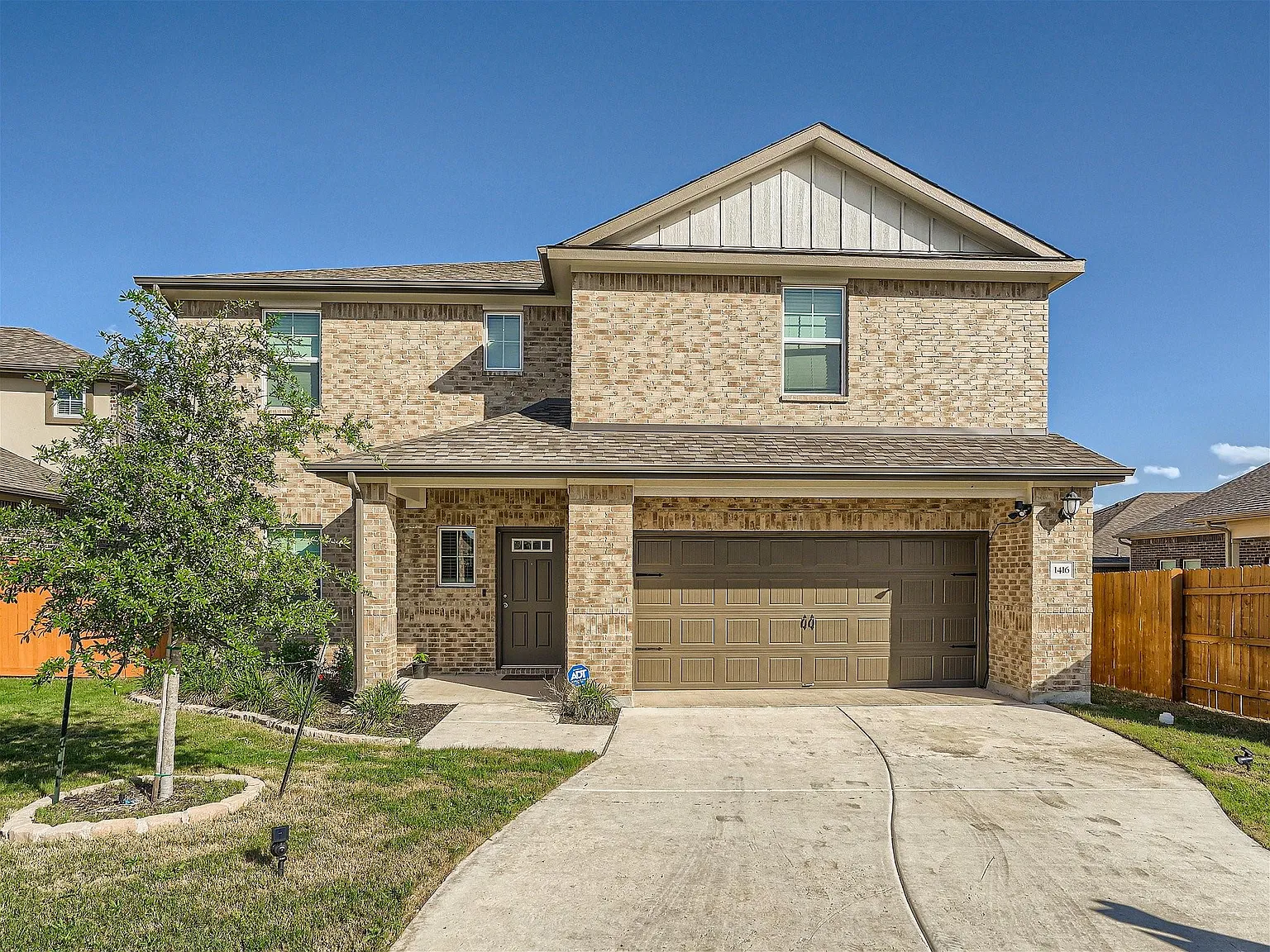 3 bed, 2.5 bath, 2515 sqft, $2,399 — Photo 2