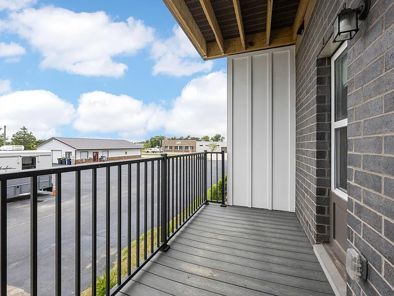 255 Robins Rd — Photo 30