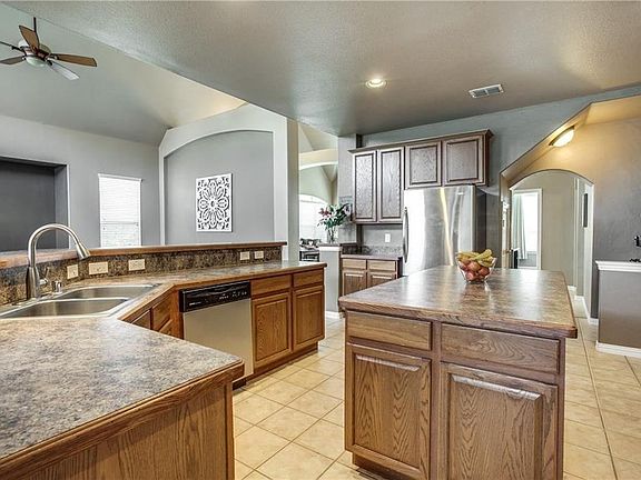 4th image of 1702 Redbay Dr