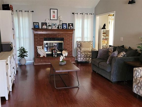 2nd image of 990 Eagle Pointe Dr