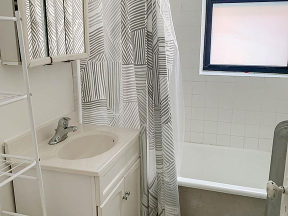4th image of 630 W Arlington Pl APT 6
