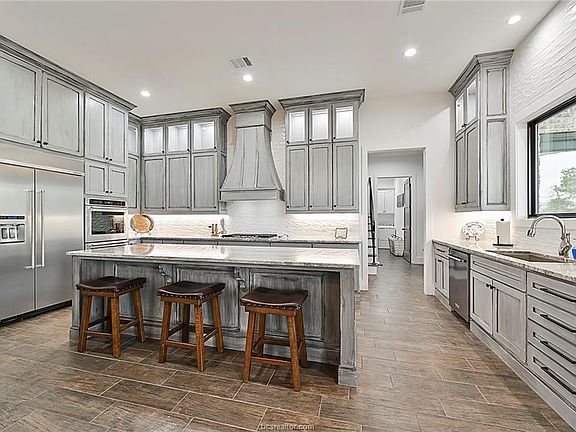 5th image of 9684 Balfour St