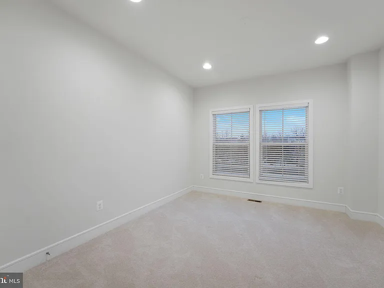 43421 Farringdon Sq — Photo 38