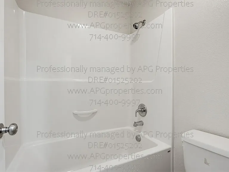 139 Thompson Ave — Photo 43