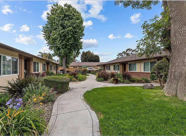 Huntington Garden Apartments — Photo 22
