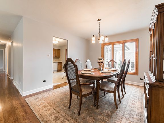 3rd image of 553 Gilbert Dr
