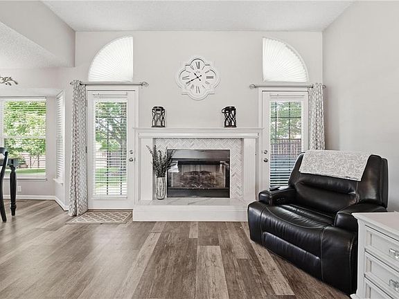 4th image of 820 SW Benjamin Cir