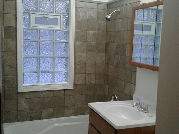 2765A Upper front bathroom