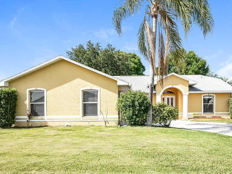 2318 Sweetwater Blvd — Photo 3
