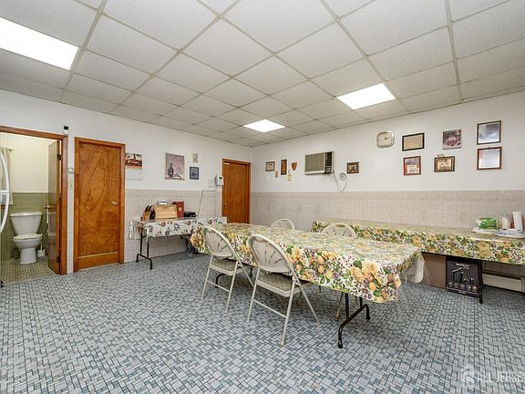 5th image of 51 Wright Ave