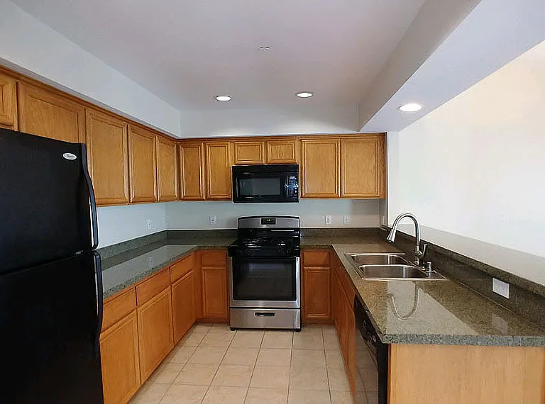 Almeria Townhomes — Photo 28