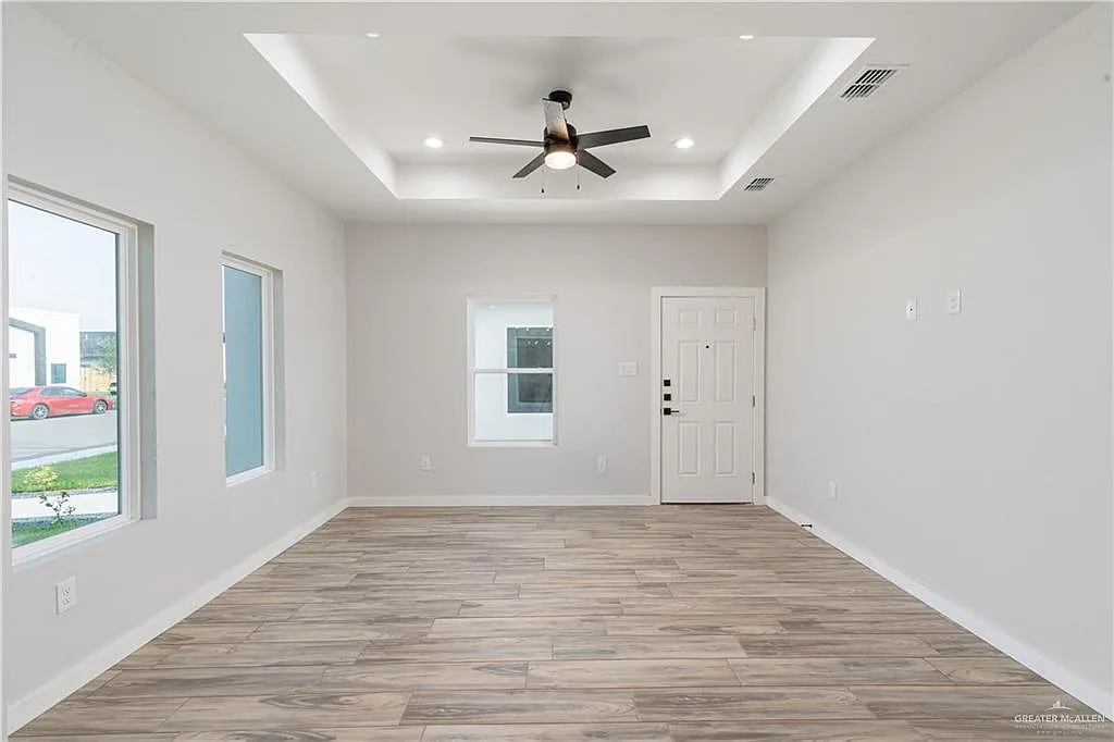 3 bed, 2.0 bath, 1001 sqft, $1,200 — Photo 3