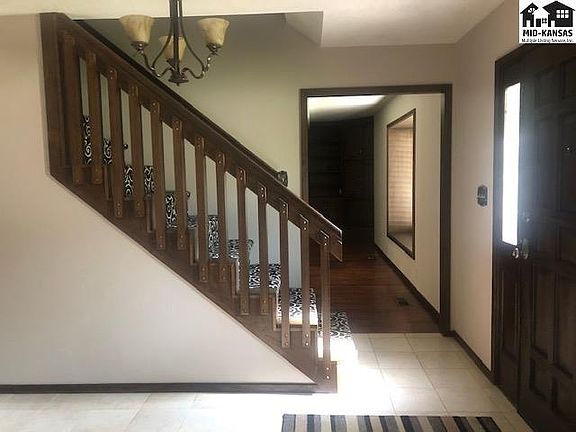 3rd image of 2 Tanglewood Ln