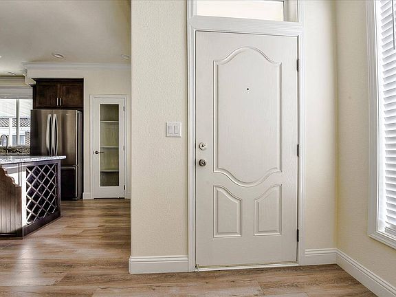 4th image of 293 Chateau La Salle Dr