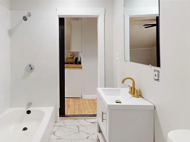 372 Hawkins St #3 — Photo 1
