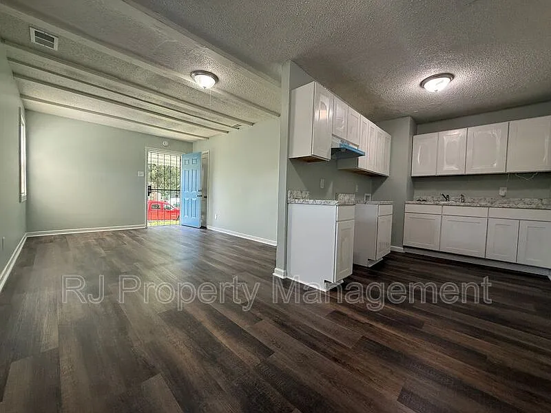 3 bed, 1.0 bath, 888 sqft, $1,095 — Photo 3