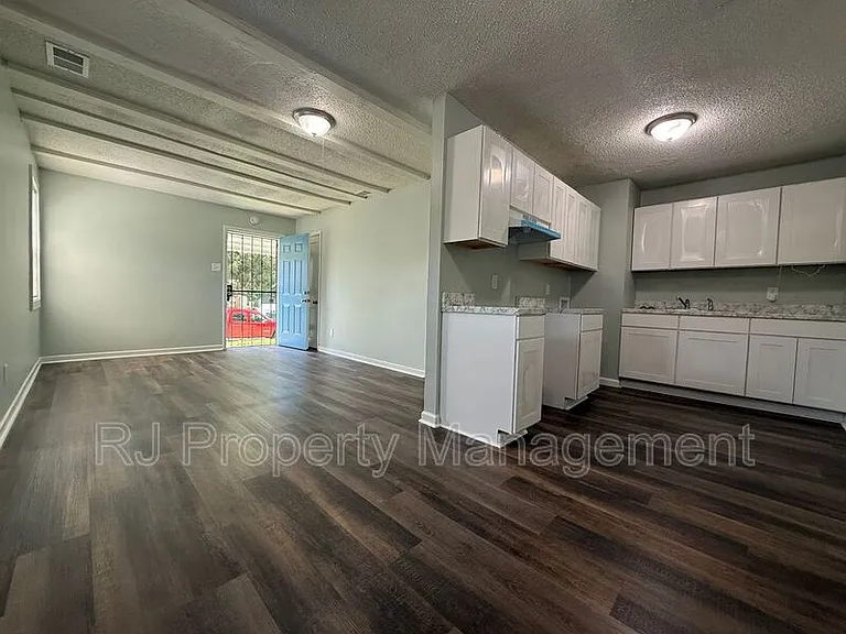 332 Flynn Rd — Photo 3