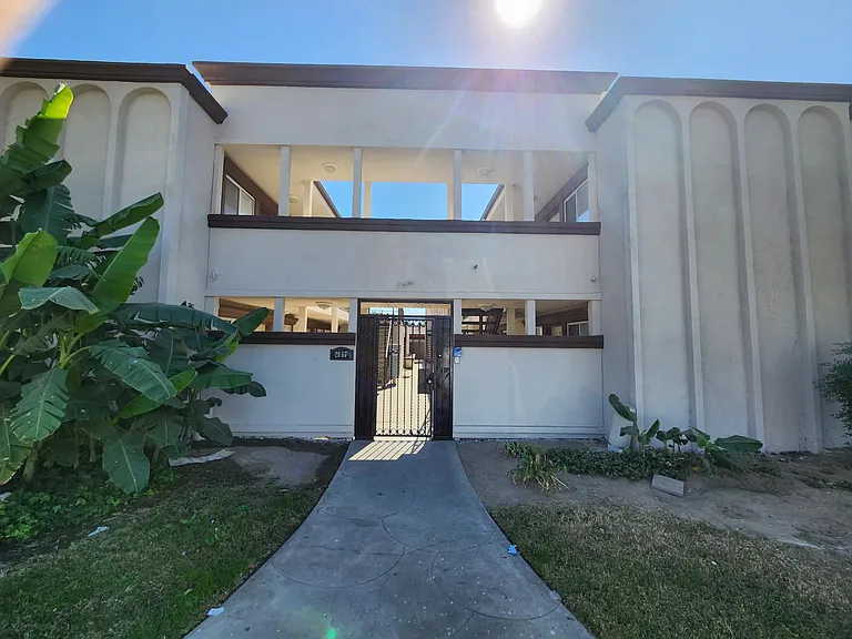 2067 E Shaw Ave #A TO P — Photo 2