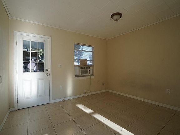 3rd image of 404 N Lake Ave