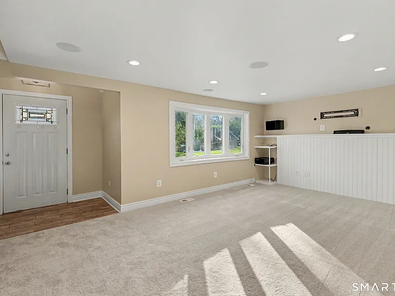 142 N Taylor Ave — Photo 3