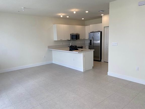 5th image of 10250 NW 66th St #303