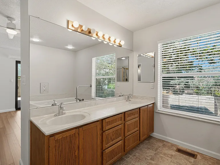 10021 Bridgepointe Ct NE — Photo 33