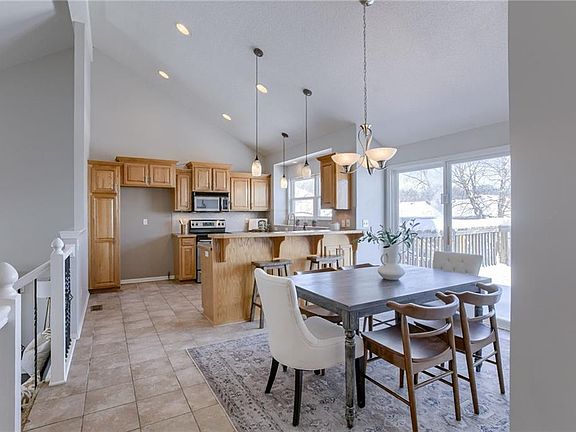 5th image of 607 Bradford Ct