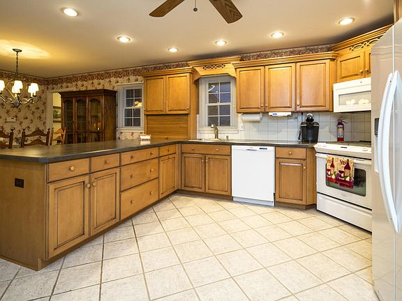 4th image of 401 Pleasantville Ct