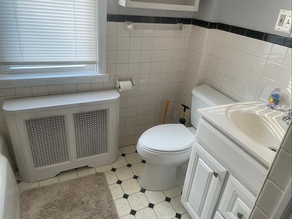 5th image of 864 N Washington St