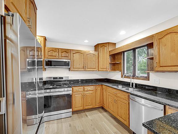3rd image of 132 Lexington Dr