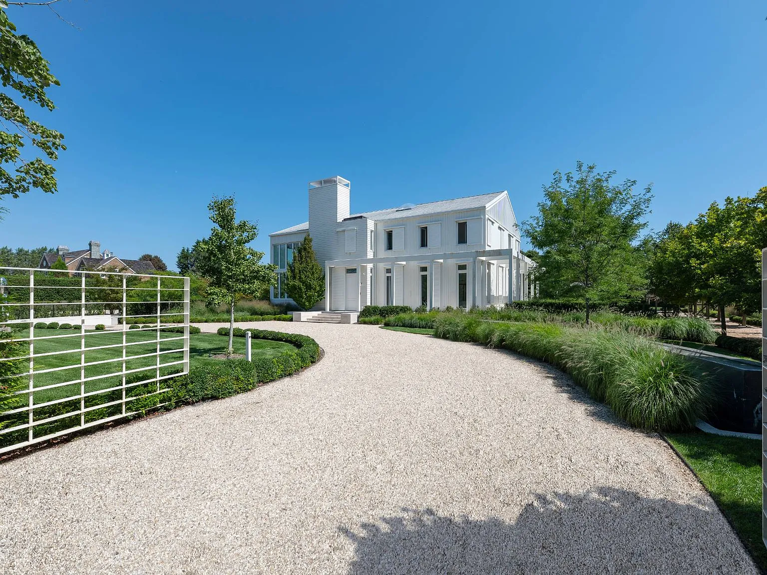 Southampton Village 10-Bedroom Estate with Tennis & Heated Pool — Photo 4