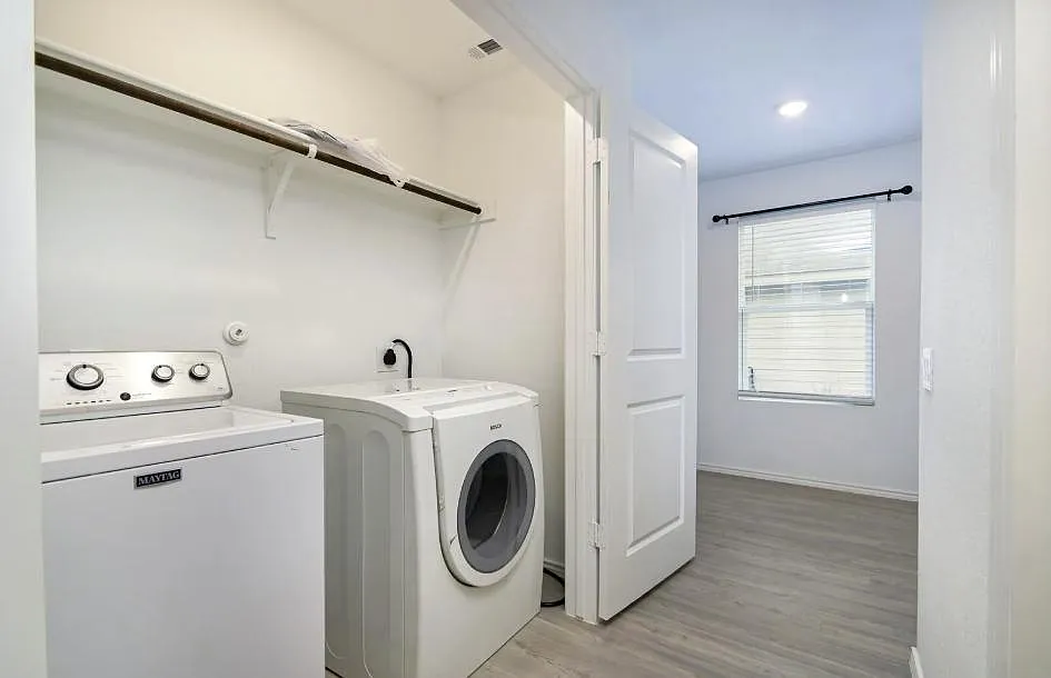 2 bed, 2.0 bath, 1600 sqft, $776 — Photo 2