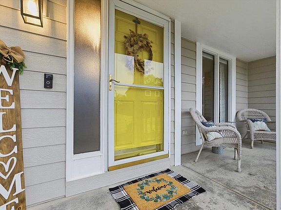 4th image of 195 Woodbury Cir