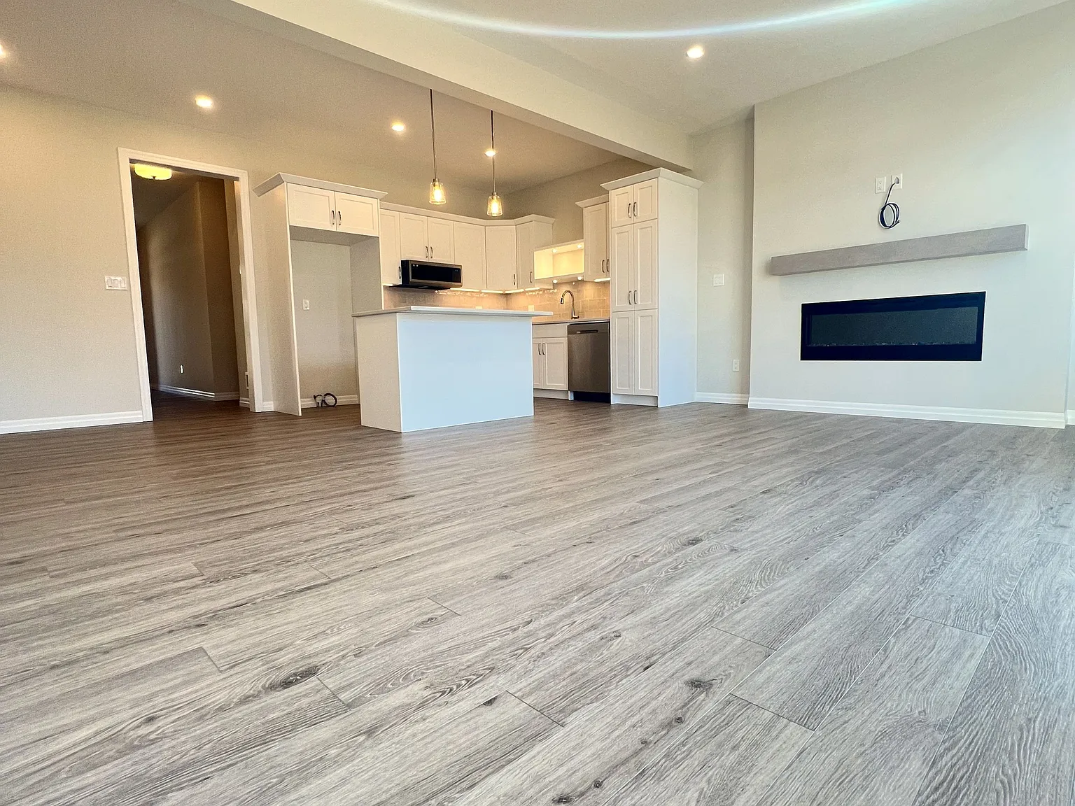 4 bed, $2,450 — Photo 4