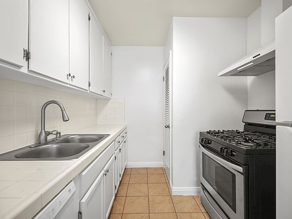 4th image of 234 San Vicente Blvd APT 18