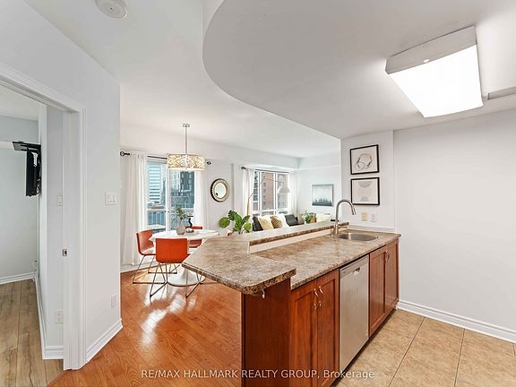 5th image of 200 Rideau St #608