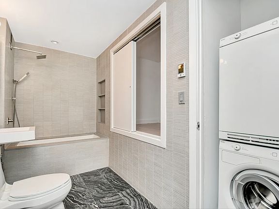 4th image of 250 Bedford Ave #157405