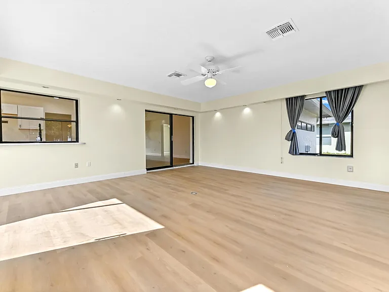 571 SE Anchor Ln — Photo 13
