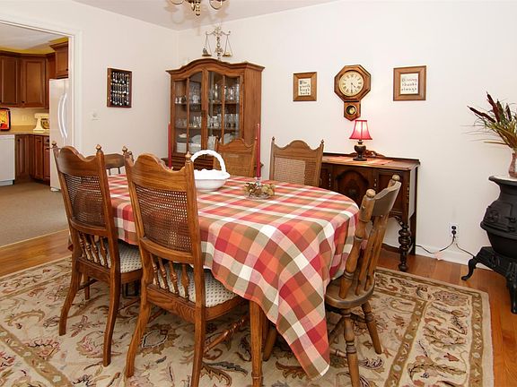 5th image of 10 Hillcrest Dr